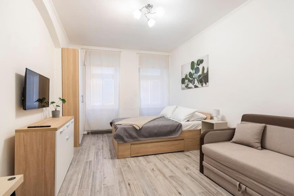 Apartman Vishegrad Karlovy Vary Exterior photo